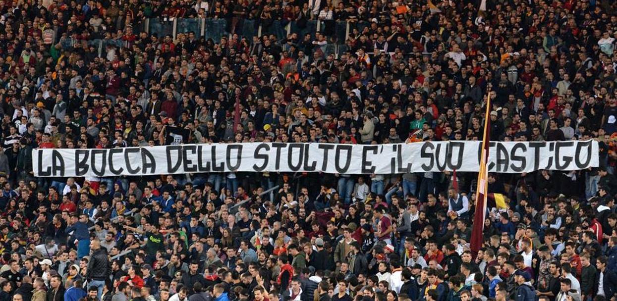 Uno striscione dei tifosi giallorossi, cui sono seguiti cori anti-Napoli. Lo slogan recita: 